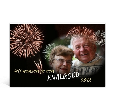Voorbeeld foto kerstkaart met vuurwerkachtergrond