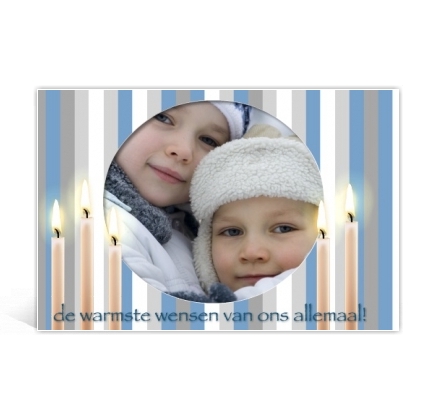 Voorbeeld foto kerstkaart met strepenachtergrond en kaarsen